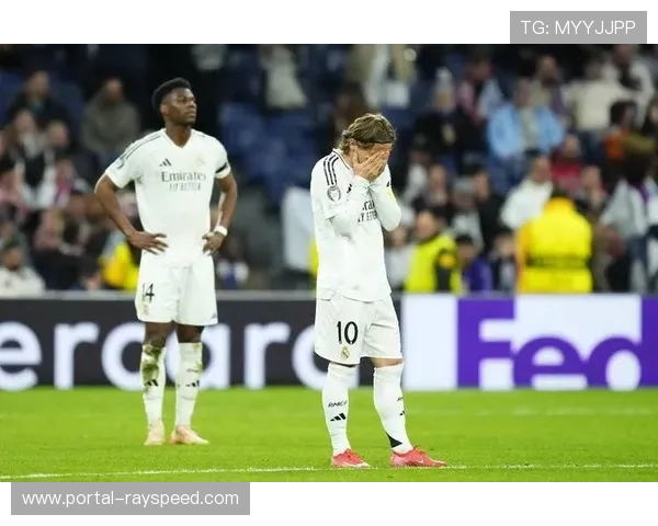 终场哨响,克罗地亚老将莫德里奇跪地掩面